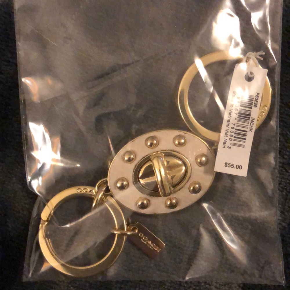 🔥Final Price Coach valet keyfob white/gold NWT